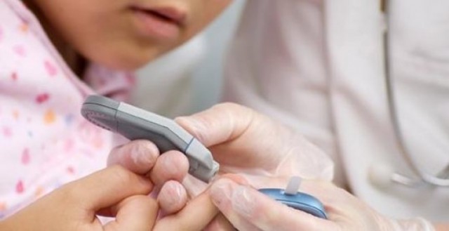 Crean un brazalete inteligente para controlar a distancia el nivel de glucosa de niños diabéticos

