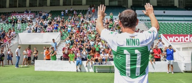 El Elche homenajea a Nino por ser el jugador con más partidos del club