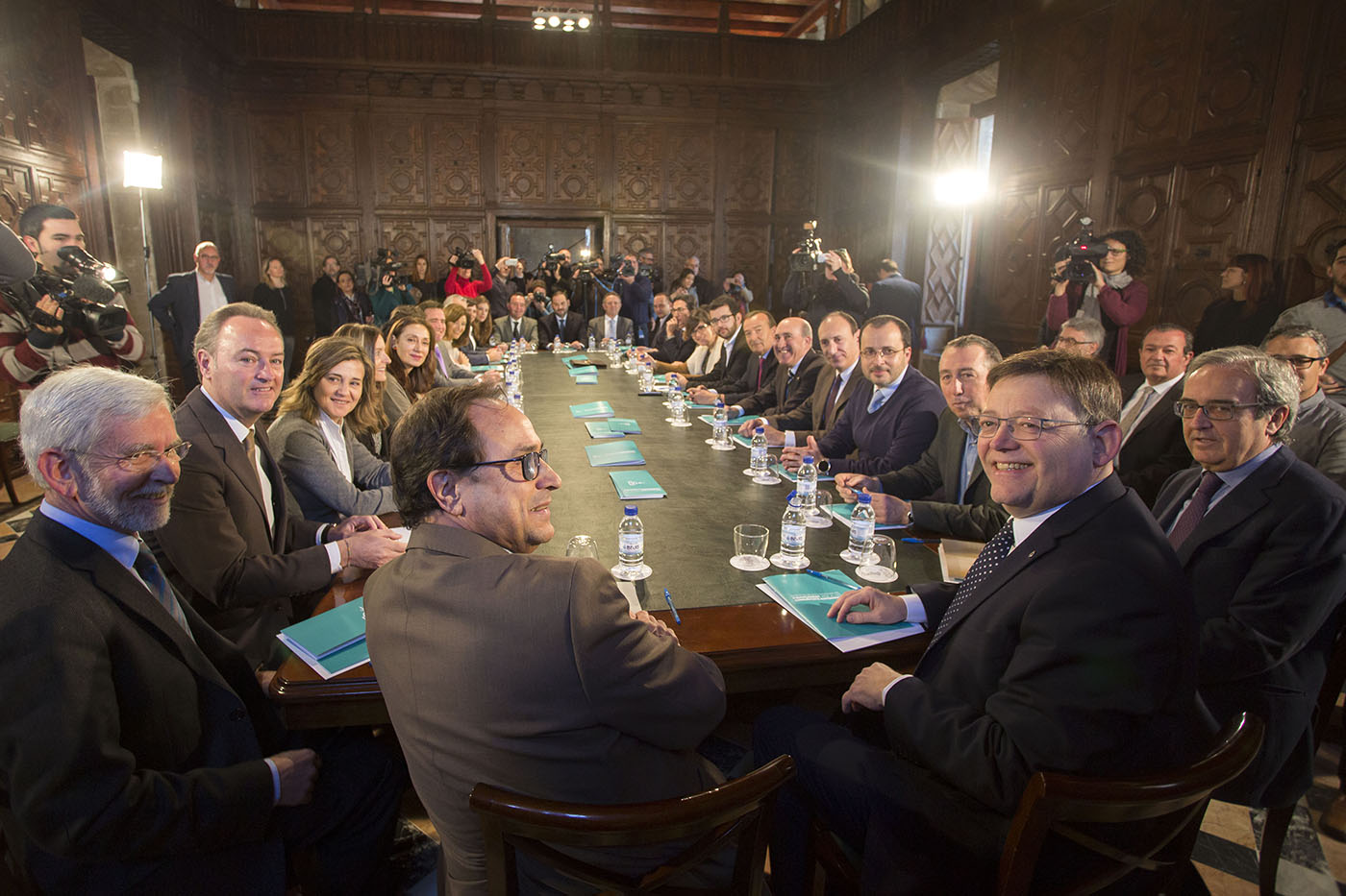 Puig se reúne con diputados y senadores para reivindicar la financiación (Fotos: Marga Ferrer)