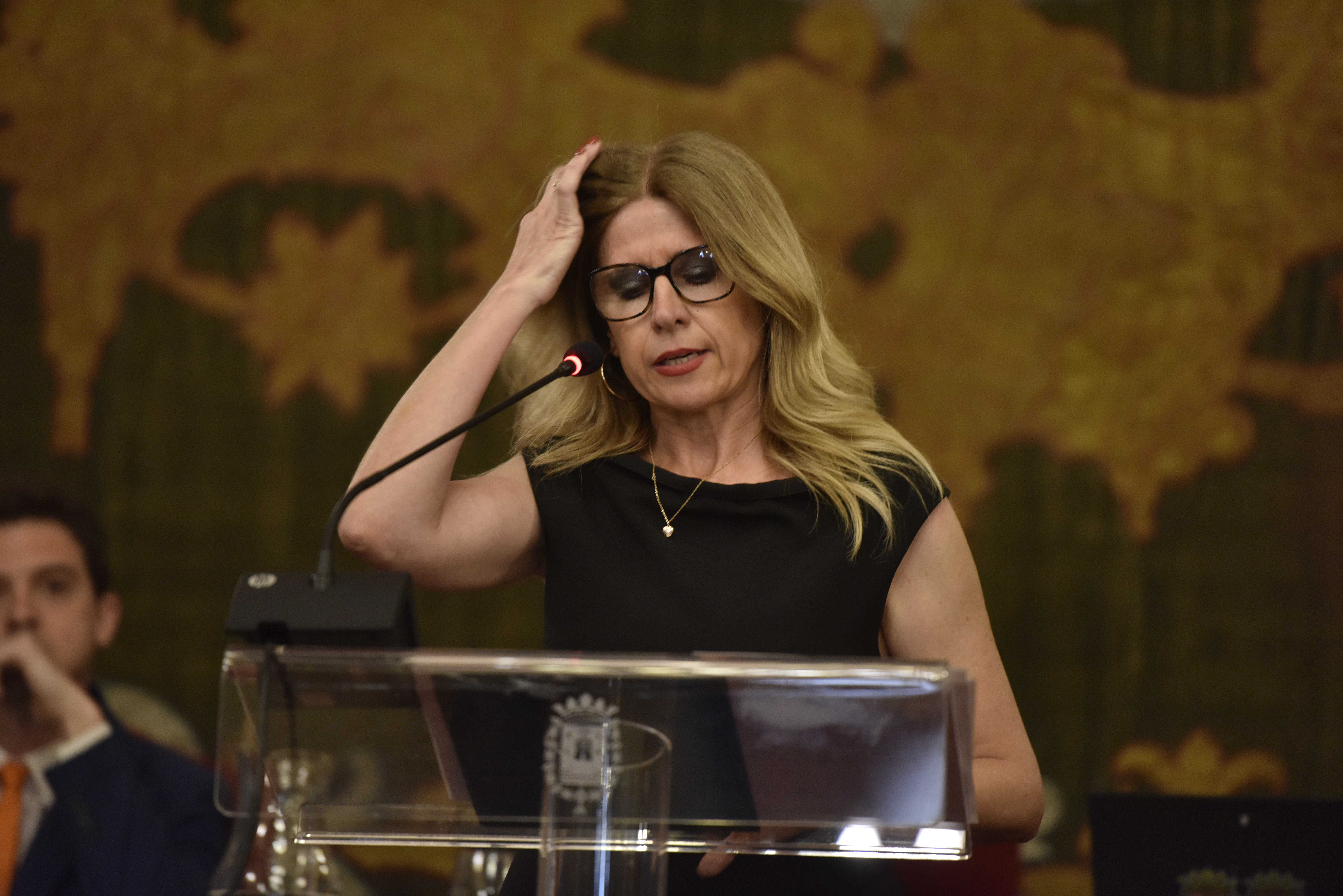 Eva Montesinos, durante su intervención en el pleno de investidura. Foto: RAFA MOLINA - 