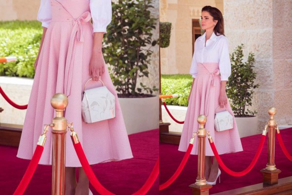 La reina Rania de Jordania luce un bolso diseñado por Adrián Salvador

