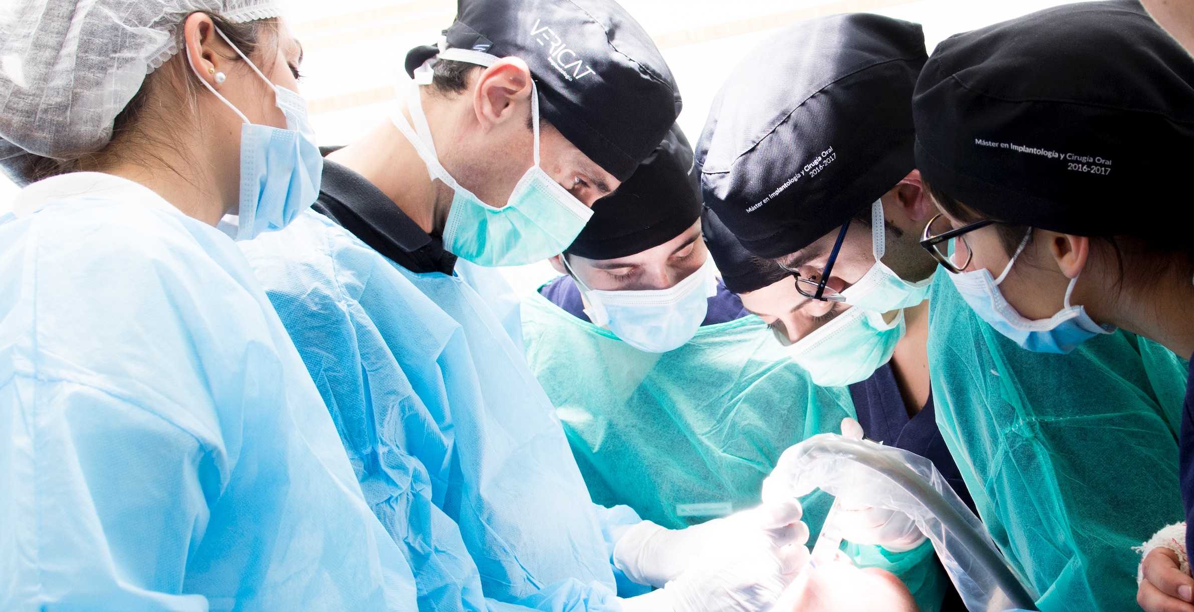 Un grupo de alumnos del Instituto Valenciano de Implantología Inmediata en unas prácticas  - 