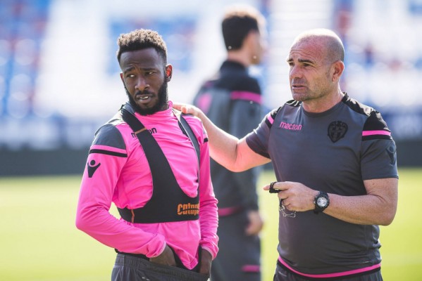 Paco López ganó en seis jornadas más partidos que Muñiz en 27