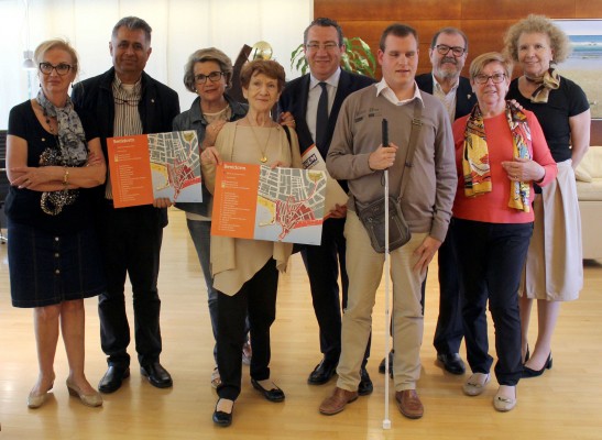 Benidorm presenta su primer plano turístico accesible escrito en braille y con códigos QR