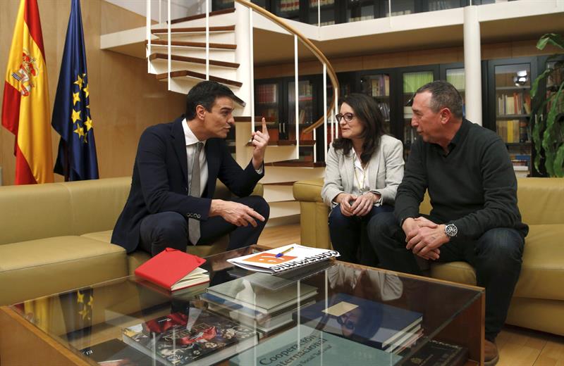 Pedro Sánchez, Mónica Oltra y Joan Baldoví. Foto: EFE - 