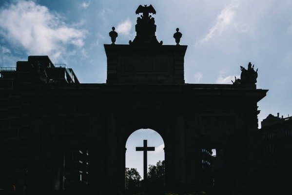 La oscura y tortuosa historia de la Porta de la Mar, el monumento que no es monumento