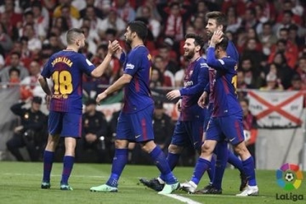 El Barcelona no tiene piedad del Sevilla levanta la Copa del Rey