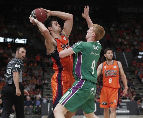 Un triple de Van Rossom da la victoria ante Unicaja (74-73)