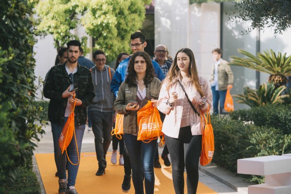 Un millar de preuniversitarios participan en Generación E la primera vez que se celebra en València