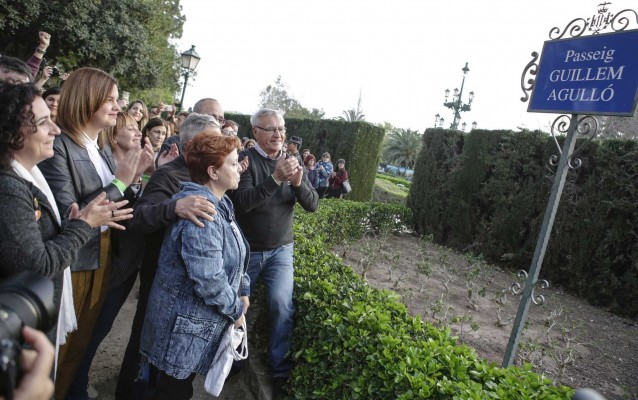 Arrancan la placa en honor a Guillem Agulló en Viveros un día después de inaugurarla