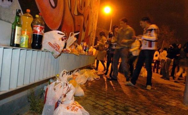 Unidos contra el botellón: vecinos y hosteleros reclaman medidas drásticas