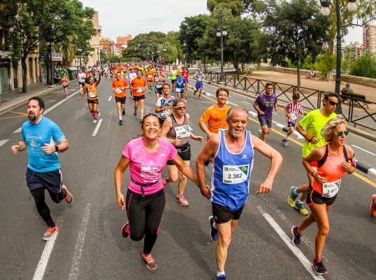 El euro solidario de la Volta a Peu València Caixa Popular irá destinado a “Músicos por la Salud”