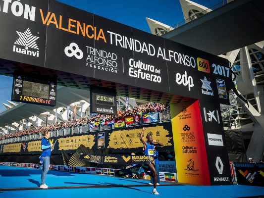 Garmin renueva como reloj oficial del Maratón Valencia Trinidad Alfonso EDP