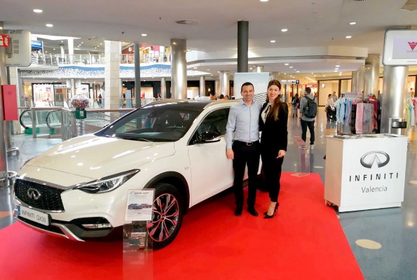 Infiniti Valencia expone el modelo QX30 en el centro comercial El Saler