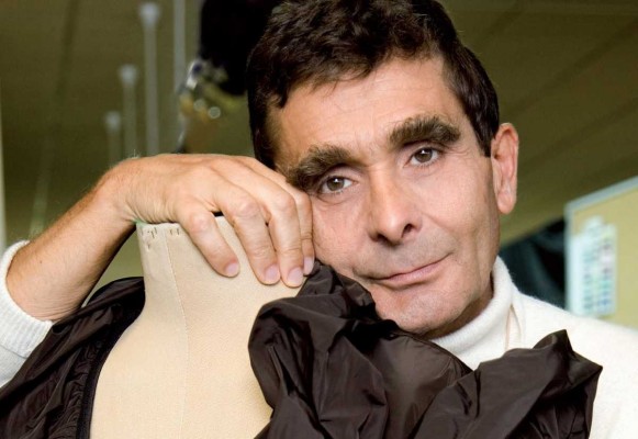 Adolfo Domínguez sigue por el buen camino: pierde menos y vende más