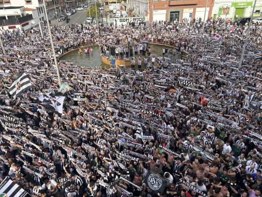 La afición celebra el histórico ascenso del CD Castellón a Segunda (Fotos: Carme Ripollés)