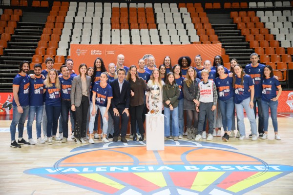 La mejores imágenes de la celebración de Valencia Basket tras ganar la Copa de la Reina (Fotos: Kike Taberner)