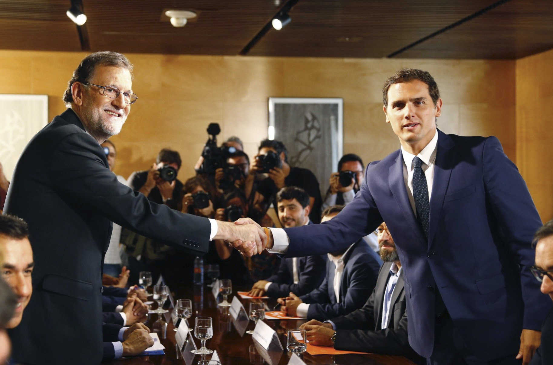 Mariano Rajoy y Albert Rivera se saludan en el Congreso. Foto: EFE - 