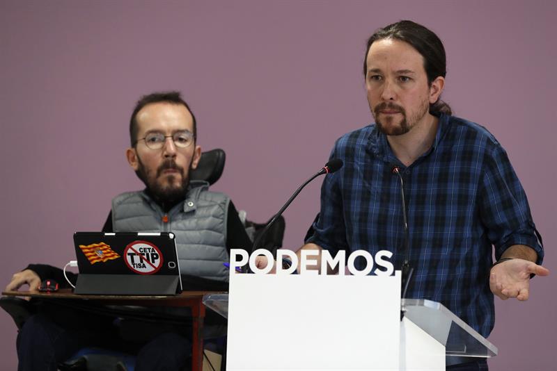 El secretario general de Podemos, Pablo Iglesias, junto al secrertario de Organización, Pablo Echenique. Foto: EFE - 