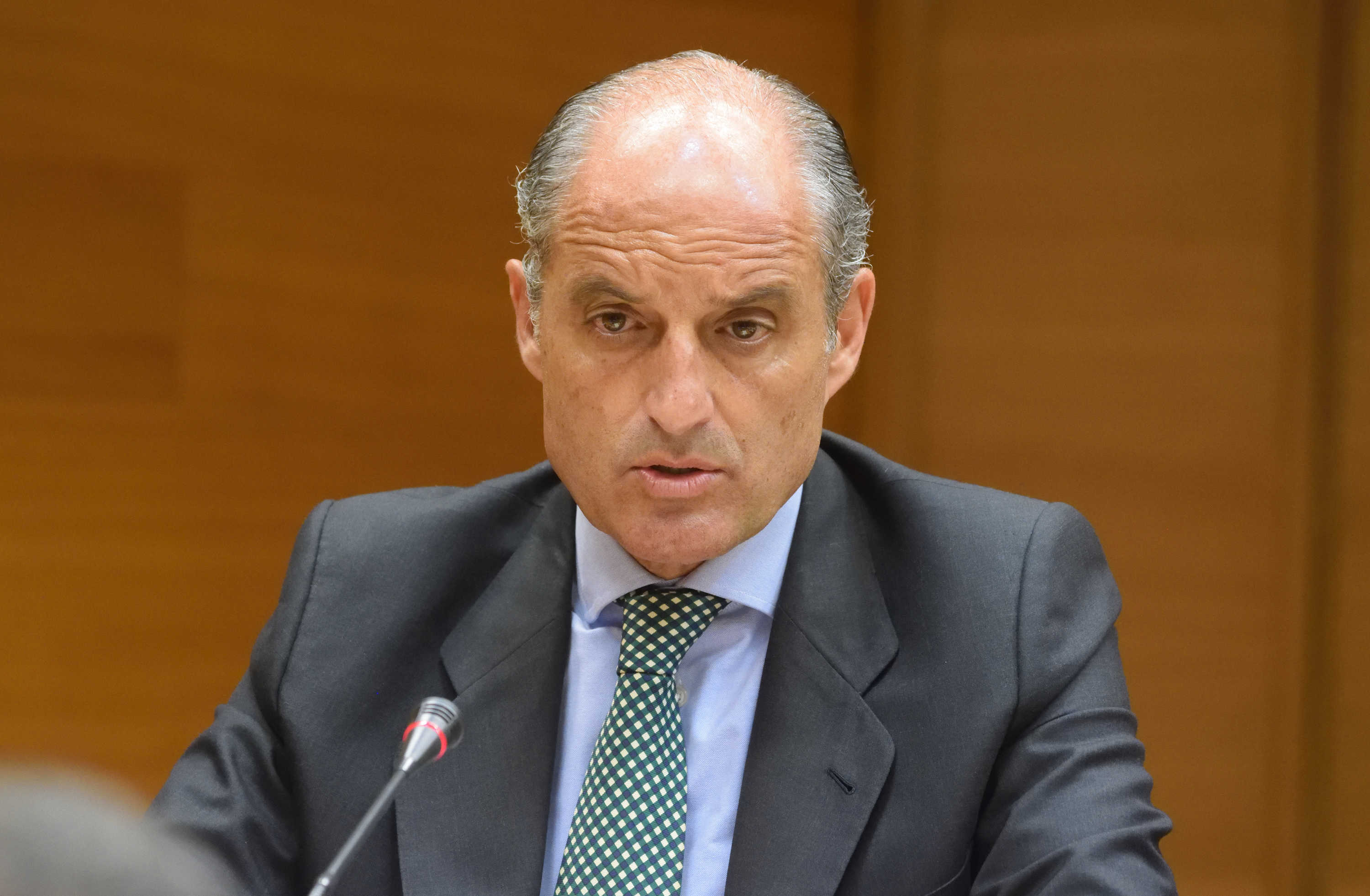 Camps se ‘pasea’ por Les Corts y arremete contra la izquierda