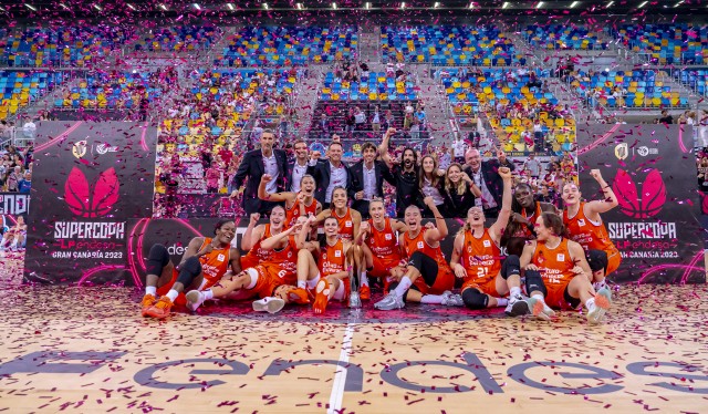 Las mejores imágenes del Valencia Basket tras ganar la Supercopa LF Endesa (Fotos: FEB)