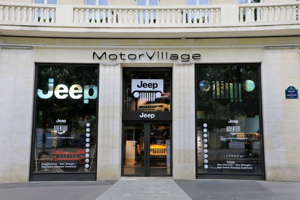 Jeep® abre la exclusiva exposición Jeep Adventure en el MotorVillage de los Campos Elíseos de París