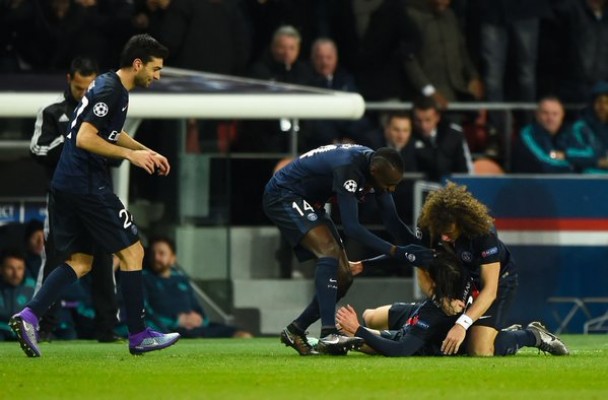Cavani se redime con la grada y da ventaja al PSG