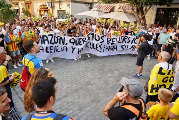 Las mejores imágenes de la manifestación de Libertad VCF en Ajuntament, Generalitat y sede de Caixabank (Fotos: Eduardo Manzana)