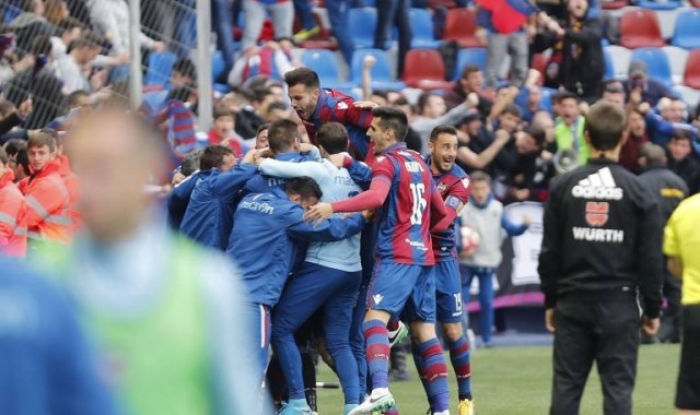 El Levante celebra el primer aniversario del ascenso con la permanencia en el bolsillo