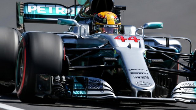 Hamilton gana el GP de Azerbaiyán tras un pinchazo de Bottas