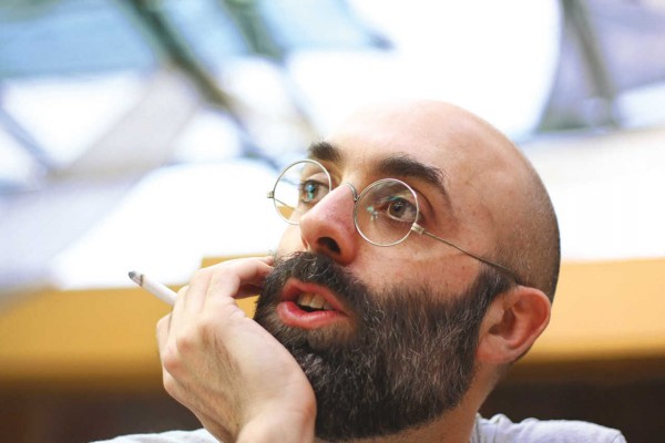 Explorando la 'Biblioteca bizarra' de Eduardo Halfon, conociendo al pistolero