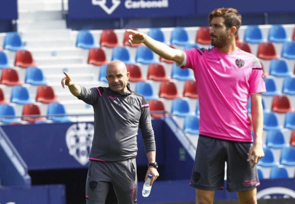 Paco López recupera a Rochina y Lerma y está pendiente de Cabaco