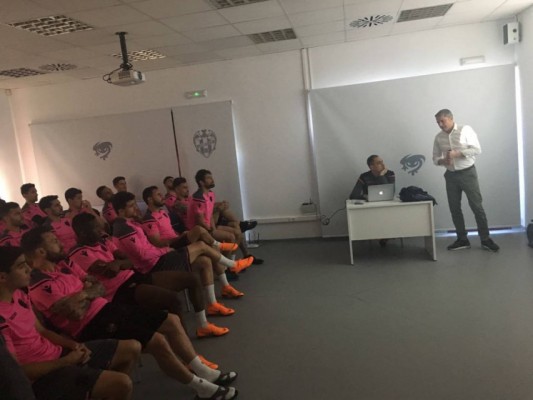 La plantilla del Levante recibe una sesión didáctica sobre el VAR

