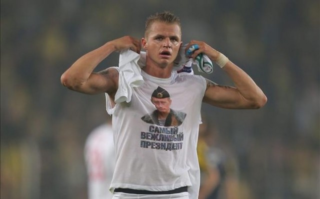 El Lokomotiv castigará al jugador Tarásov por mostrar una imagen de Putin en Estambul