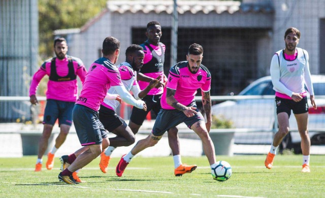 Morales se retira del entrenamiento con unas molestias musculares
