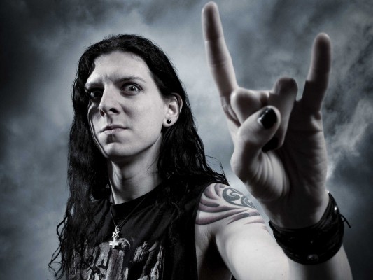 El metal con chistes entra