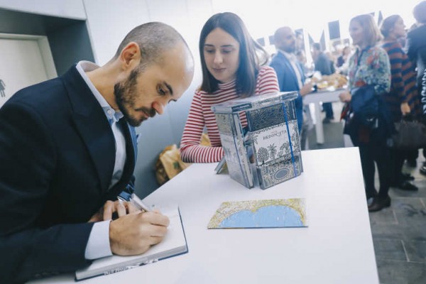 Jesús Terrés firma ejemplares del Anuario Guía Hedonista 2018 en la Fira del Llibre