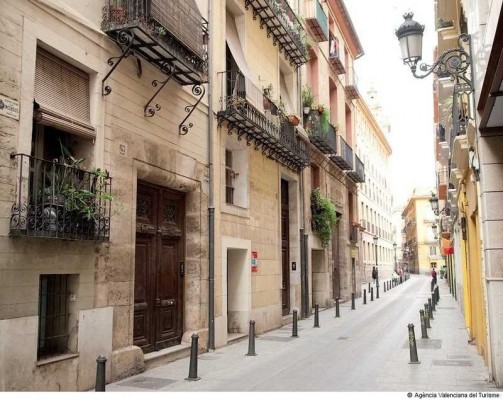 La Generalitat y administradores lanzan una guía contra el alojamiento ilegal en viviendas turísticos
