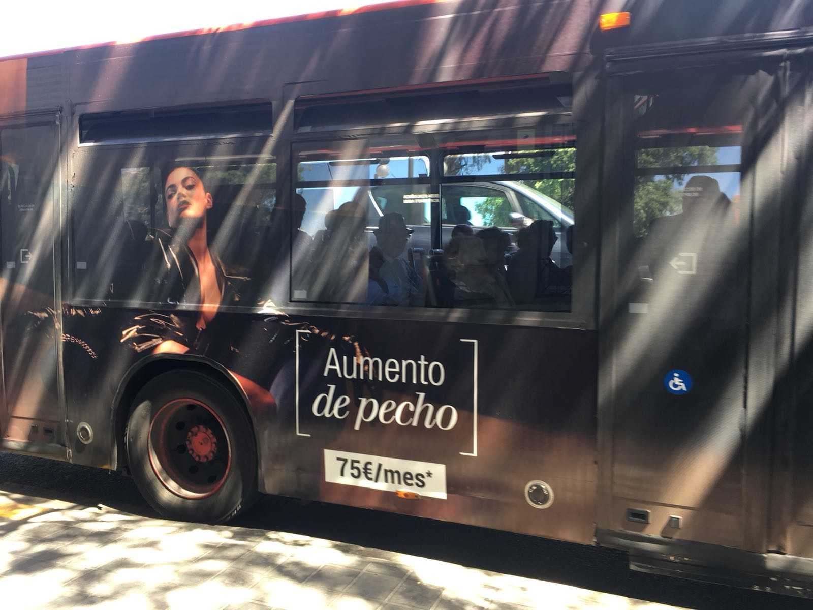 Uno de los autobuses con la publicidad de Clínicas Dorsia. - 