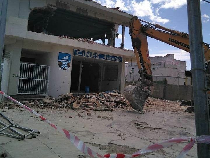 Una imagen del derribo del cine Avenida, que regresará como centro cultural. - 