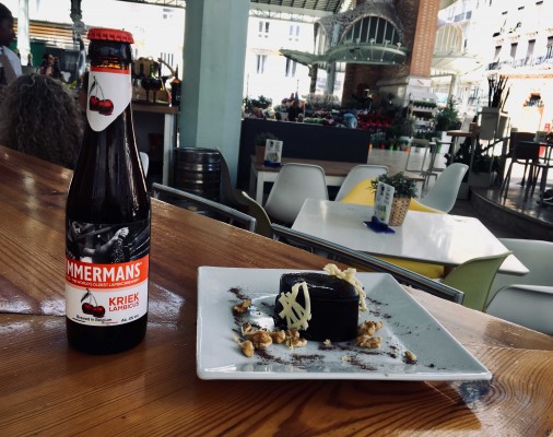 Bebo cerveza de tías
