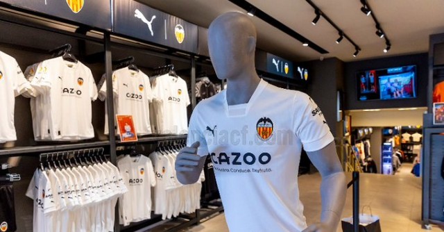 Las mejores imágenes de la primera equipación del Valencia CF 2022-2023 (Fotos: Valencia CF)