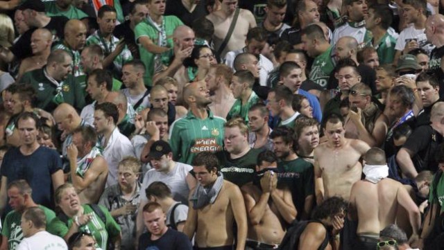 Cerca de 500 seguidores acompañan al Rapid de Viena en el entrenamiento en Mestalla