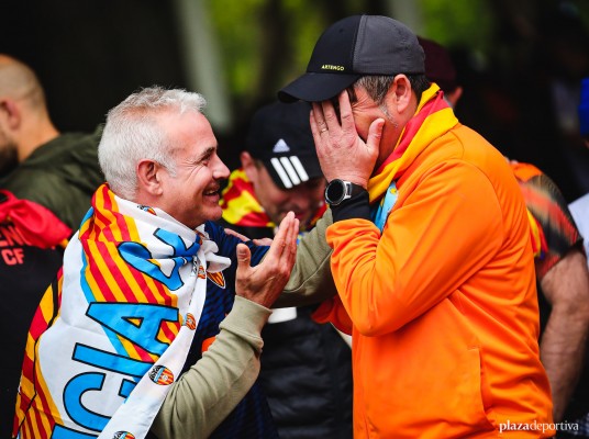 Las mejores imágenes de la Fan Zone del Valencia CF en Sevilla (Fotos: Carla Cortés)