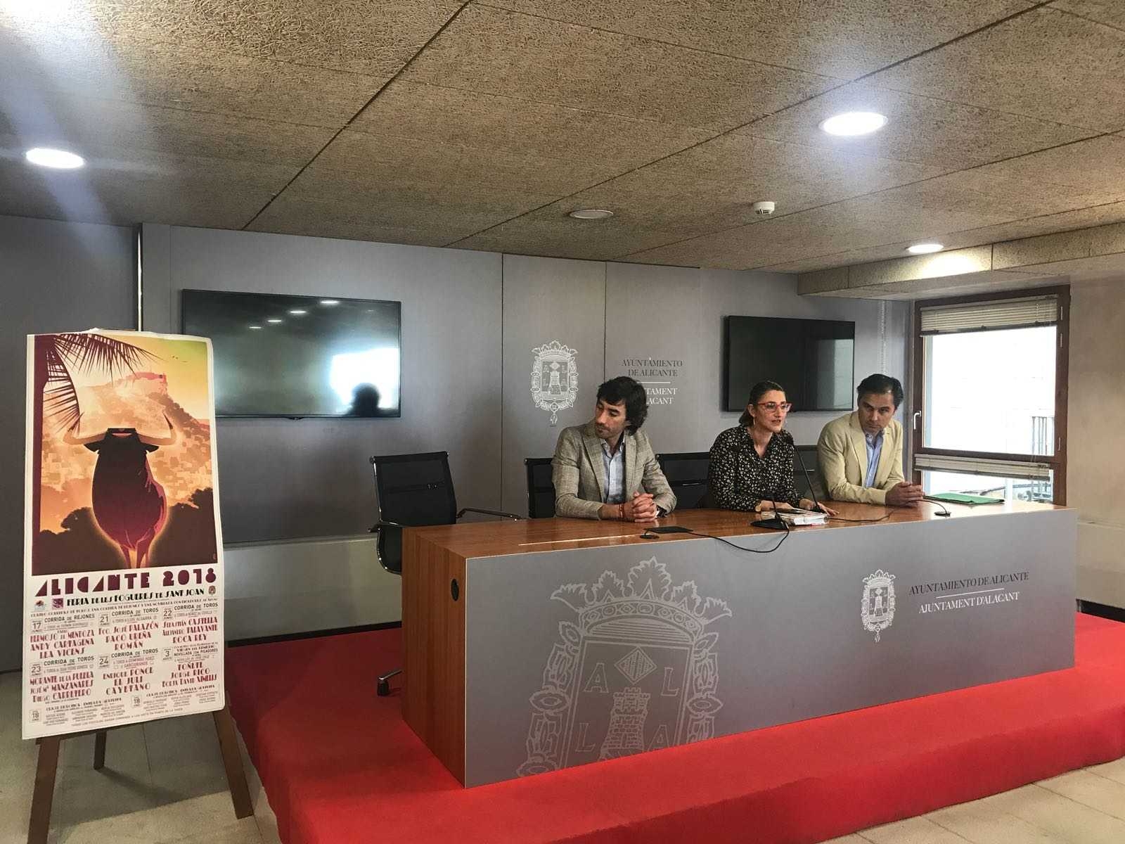 De España y Lloret, en la presentación de los carteles de la Feria de Hogueras. - 
