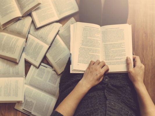 Aumenta la ratio de lectores frecuentes y solo el 2,8 % lee en valenciano