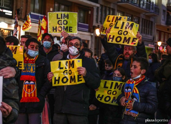 La protesta contra la gestión de Meriton en Mestalla, en imágenes (Fotos: Carla Cortés)