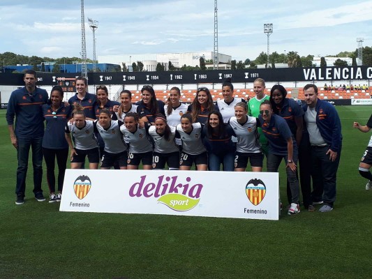 El VCF Femenino homenajea al Valencia Basket por el ascenso a la Liga Dia