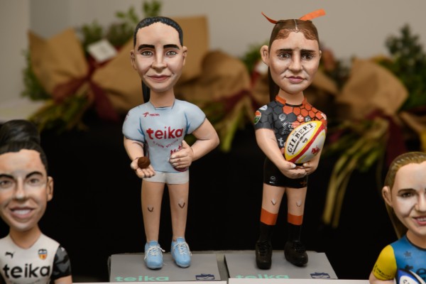  Teika regala un ninot fallero personalizado a las 13 capitanas de 'Juegan ellas, ganamos todos' (Fotos: Kike Taberner)