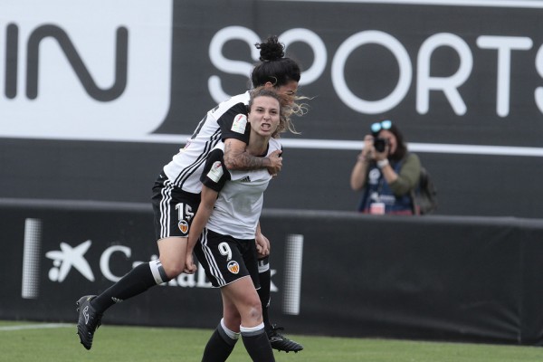 El homenaje a la constancia del Valencia CF Femenino recibe su premio en el minuto 93